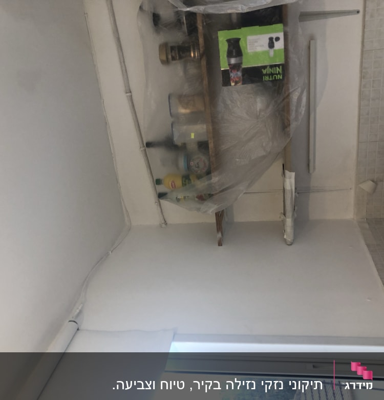 קיר צבוע, מברשת מכוסה בניילון, דלי צבע